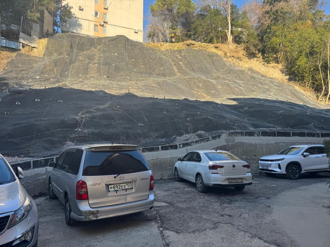 Работы по укреплению оползневого склона у дома на Пасечной завершены в Сочи