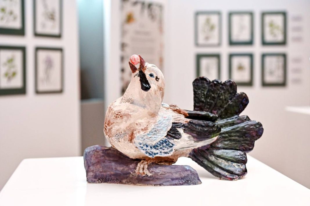 Выставка «Хрупкая красота» открылась в ОАЭ: она представлена работами выпускников Сириуса