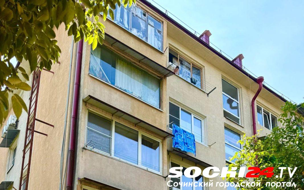 Сочинские спасатели помогли девушке, которая оказалась заперта на балконе