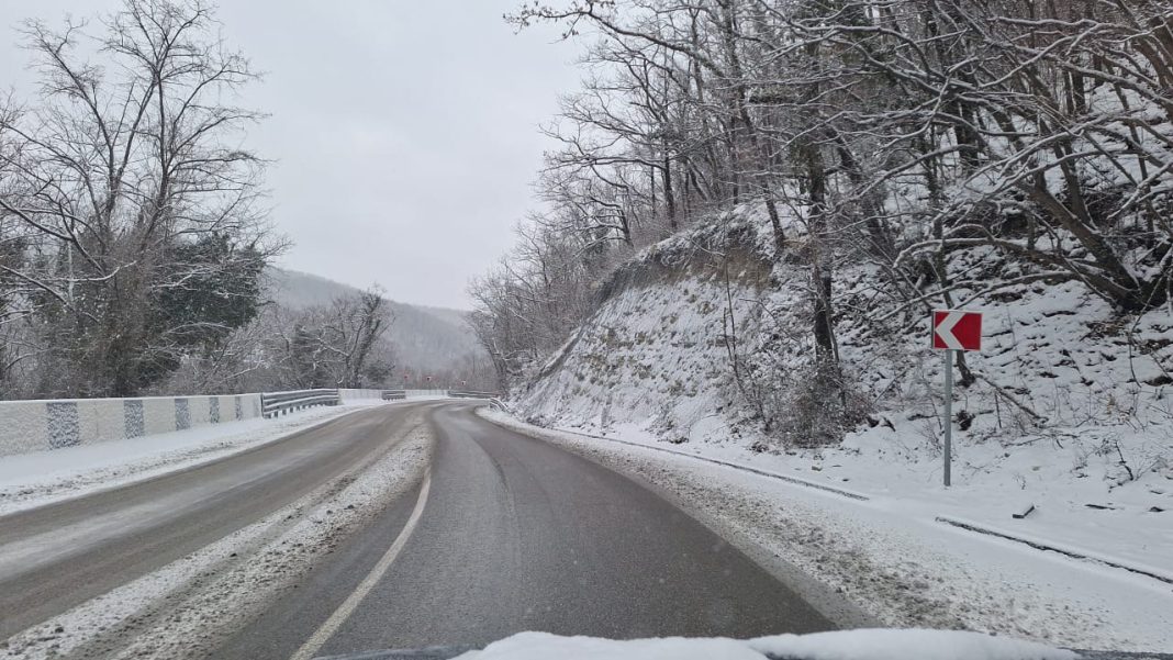ГАИ Абхазии рекомендует водителям отказаться от поездок из-за снегопада