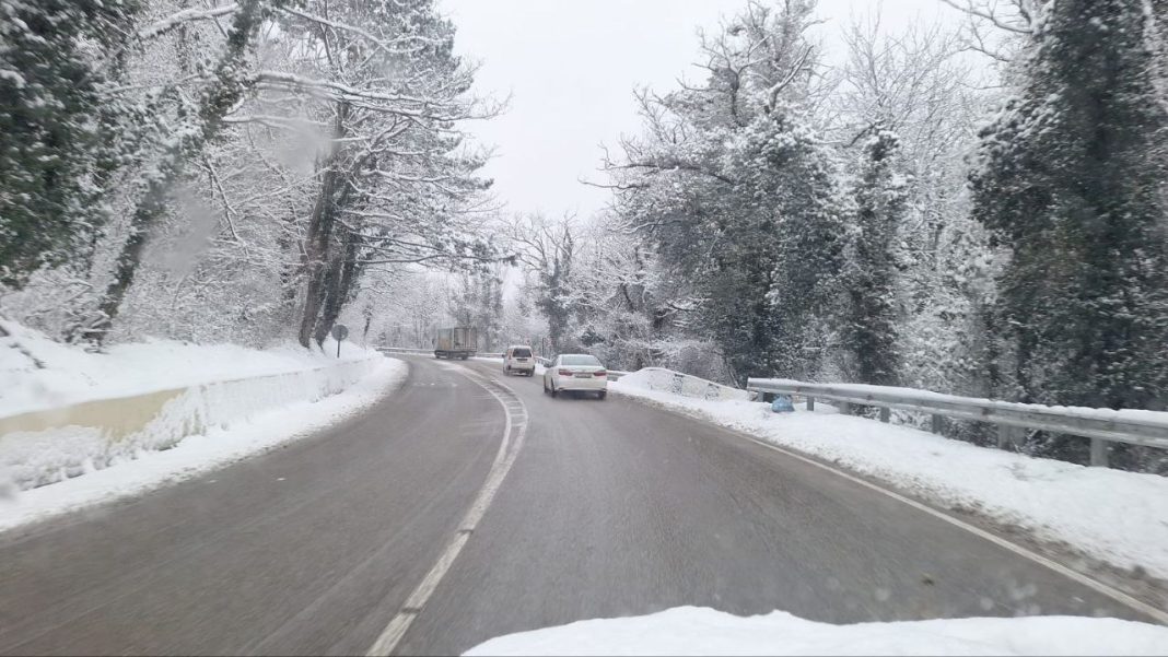 Непогода в Сочи: въезд без зимней резины в Красную Поляну ограничен