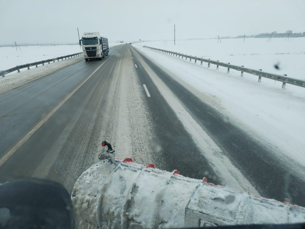 Снежная стихия в Сочи: более 100 человек работают на расчистке трасс