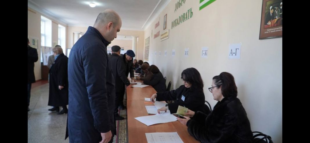 В Абхазии начался второй тур президентских выборов