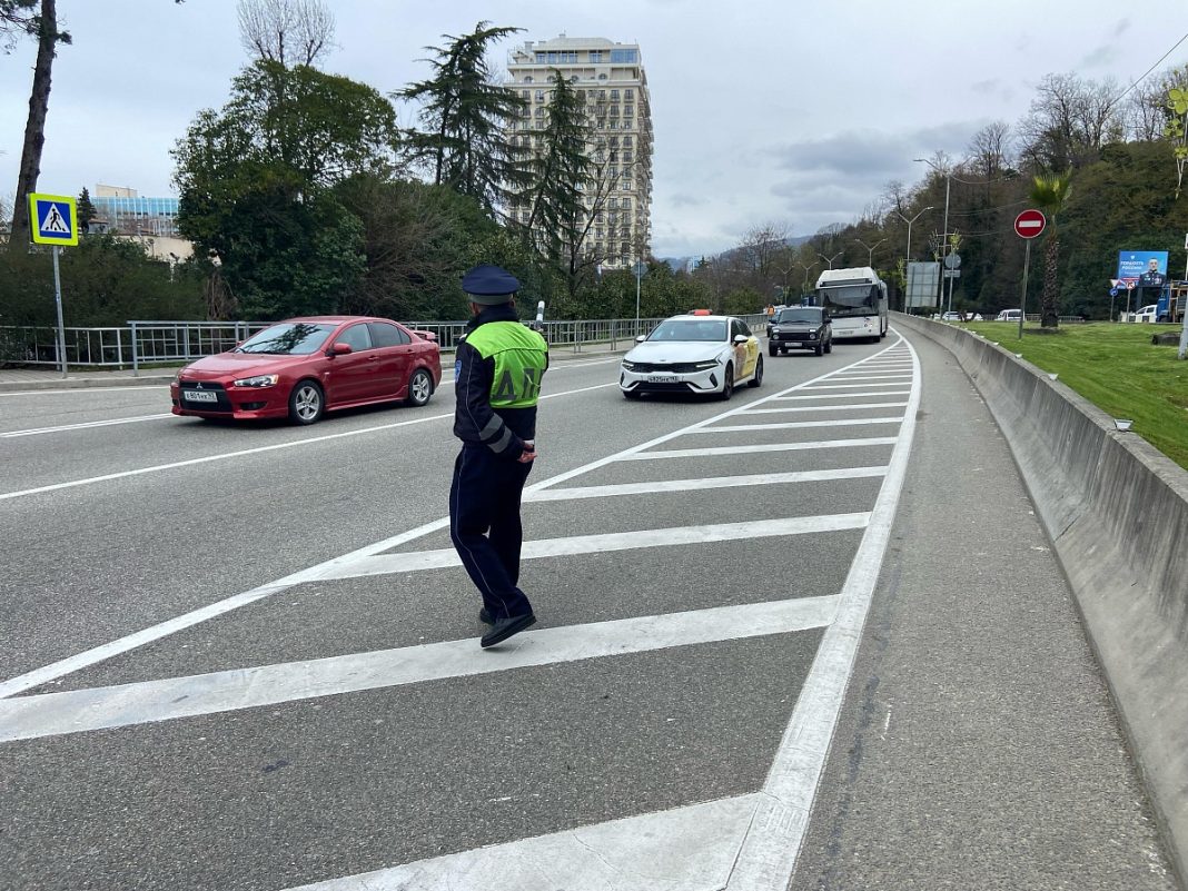 80 транспортных средств, перевозящих пассажиров, осмотрели в Сочи в ходе очередного рейда