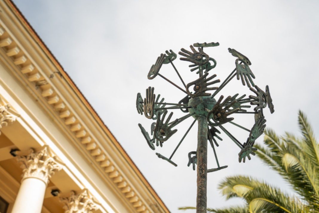 Торжественное открытие арт-объекта «Одуванчик» состоялось возле Зимнего театра Сочи