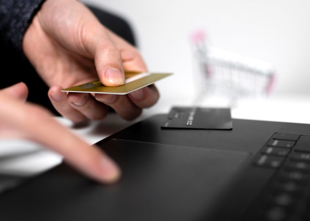 Житель Сочи перевёл с карты жены 30 тысяч и пойдёт под суд