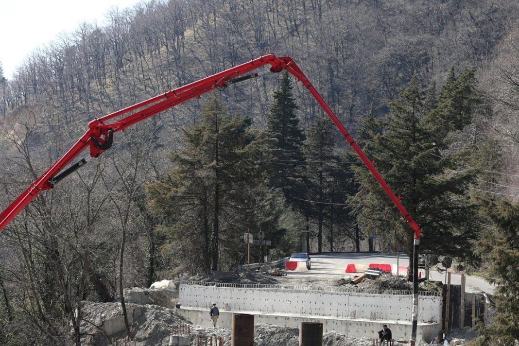 Дорожники забурили сваи для опор нового моста в Лазаревском районе Сочи