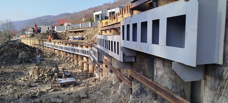 Рабочие ремонтируют участок автодороги в Хосте, поврежденный обильными осадками