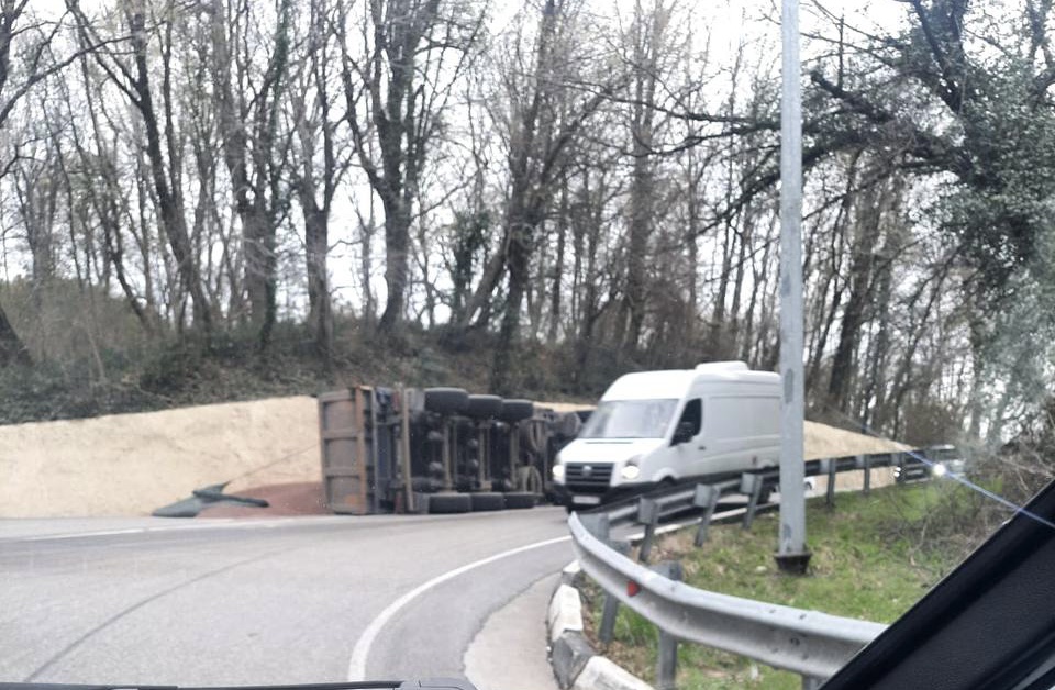 Очередная авария с участием грузового автомобиля произошла на трассе «Джубга-Сочи»