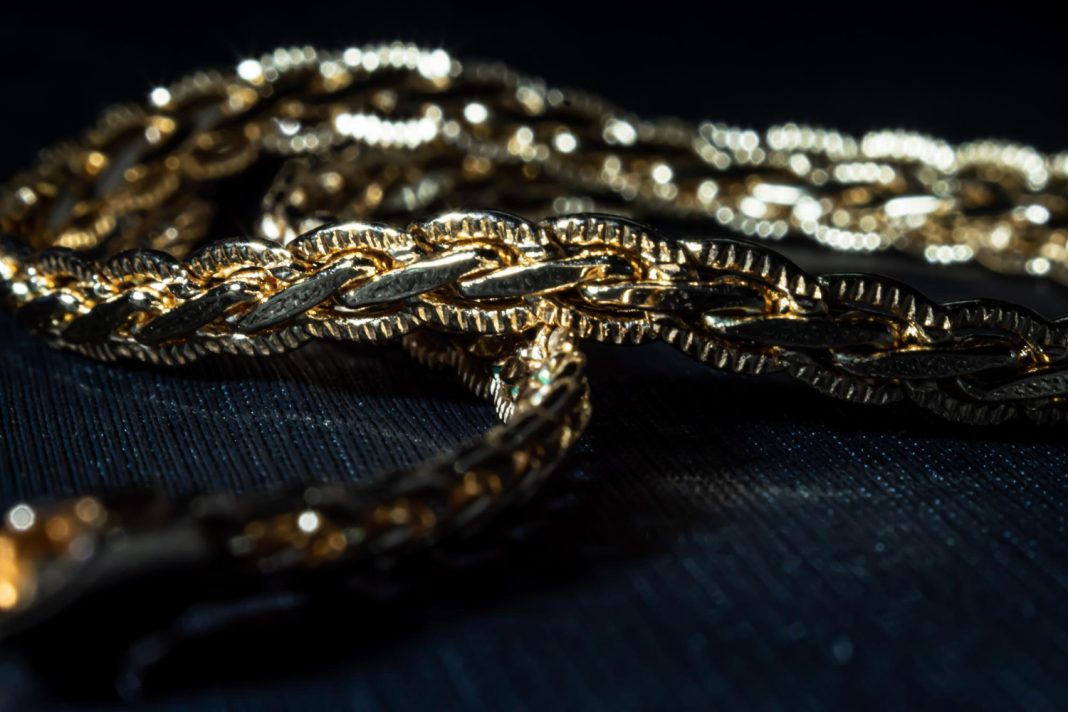 В Сочи мужчина украл у друга цепочку за 180 тысяч, пока тот спал