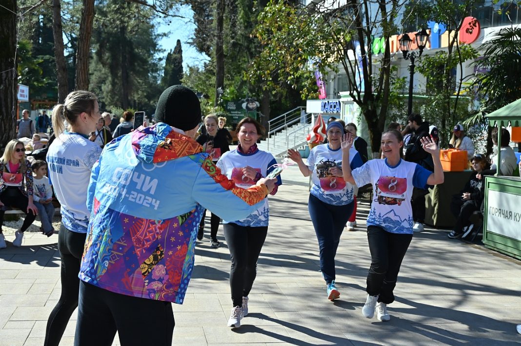 В Сочи сотни женщин отметили 8 марта спортивным забегом