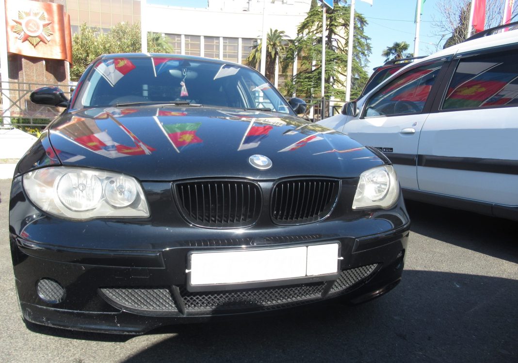 В центре Сочи арестовали иномарку, которая ввозилась из Абхазии на временной основе