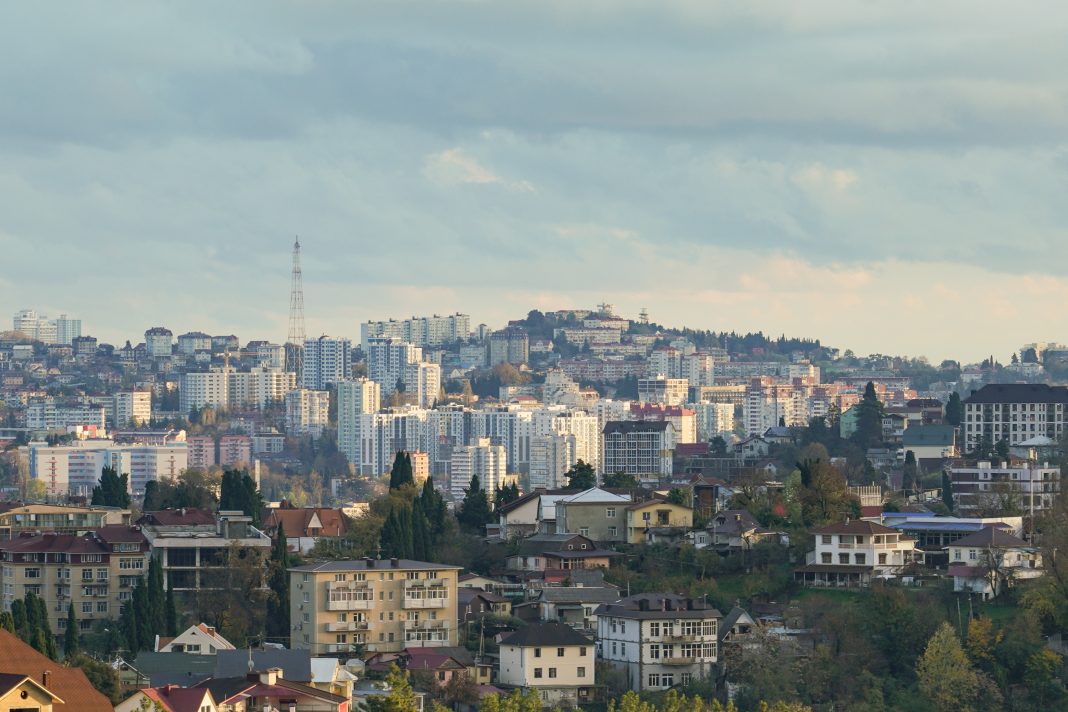 В Сочи сделки по новостройкам в марте оказались на 18% дешевле заявленных цен