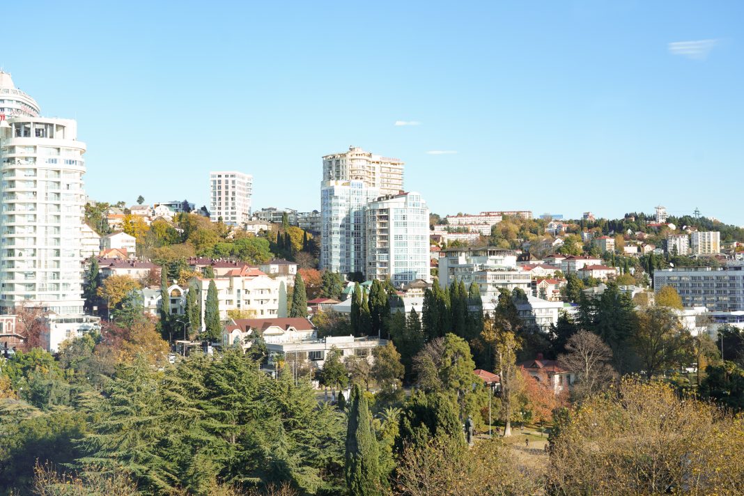 В Сочи сосед убедил пожилую женщину заложить квартиру ради займа