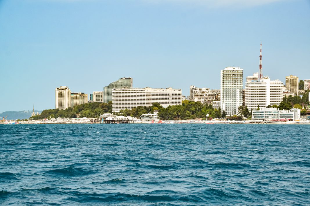 Сочи ждет 350 тысяч туристов на майские праздники, отели загружены на 80%