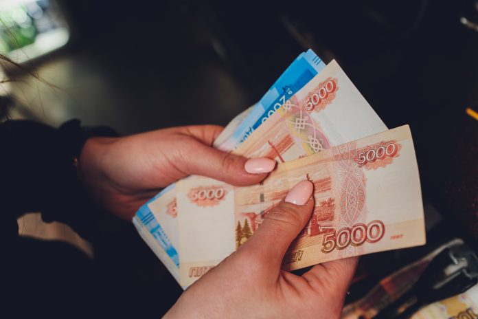 Полиция Сочи займется женщиной, которая украла у подруги 960 тысяч, а затем спрятала их в кухонной вытяжке