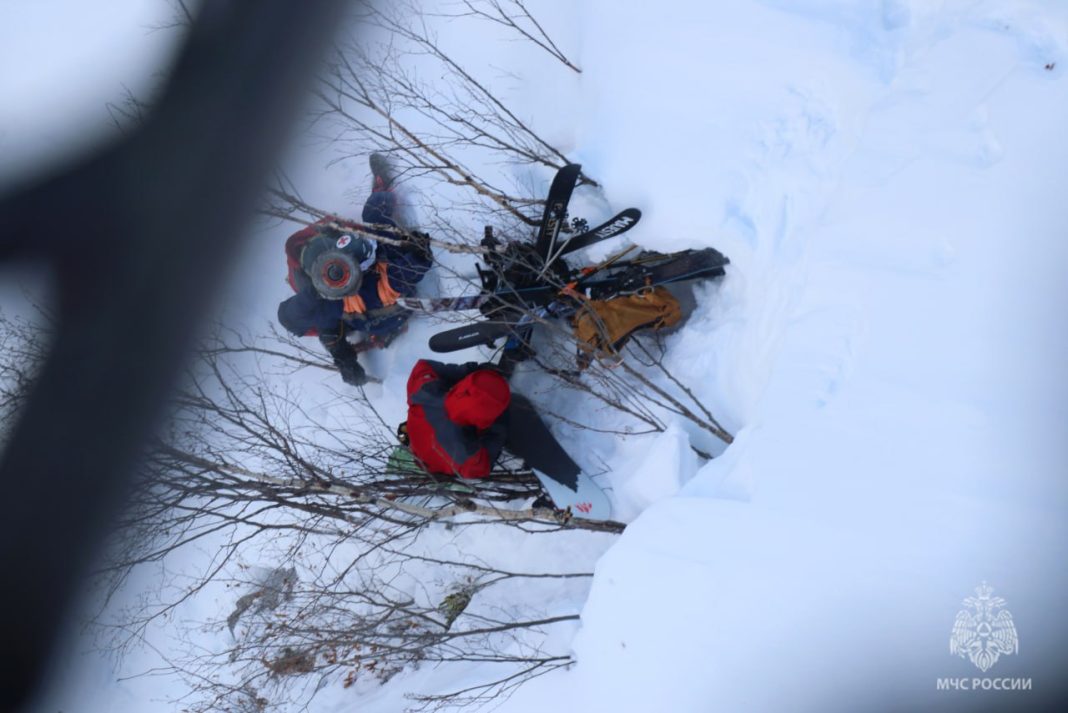 Сочинские спасатели вытащили фрирайдеров из снежного «плена»: в операции задействовали вертолет