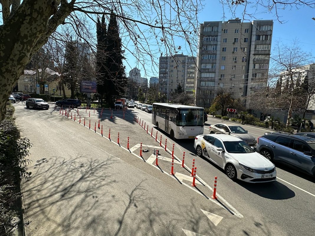 Новые делиниаторы появились в центре Сочи на пересечении улиц Войкова и Горького