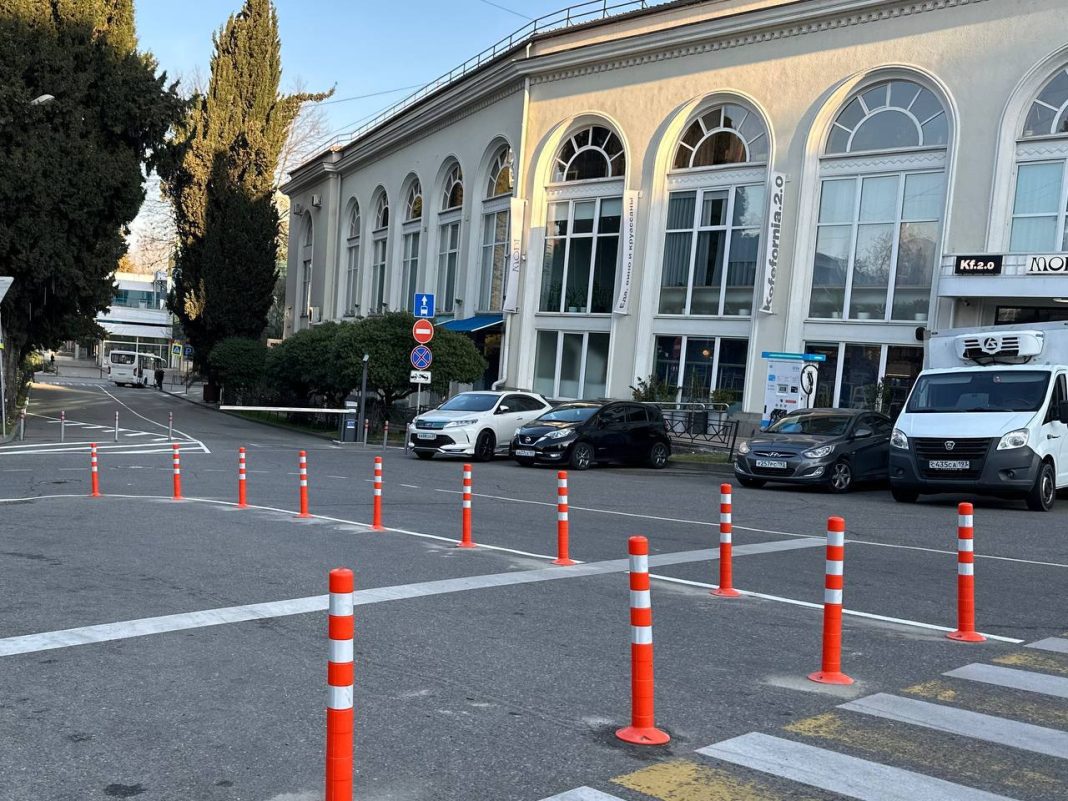 На улице Советской в Сочи для борьбы с пробками установили делиниаторы