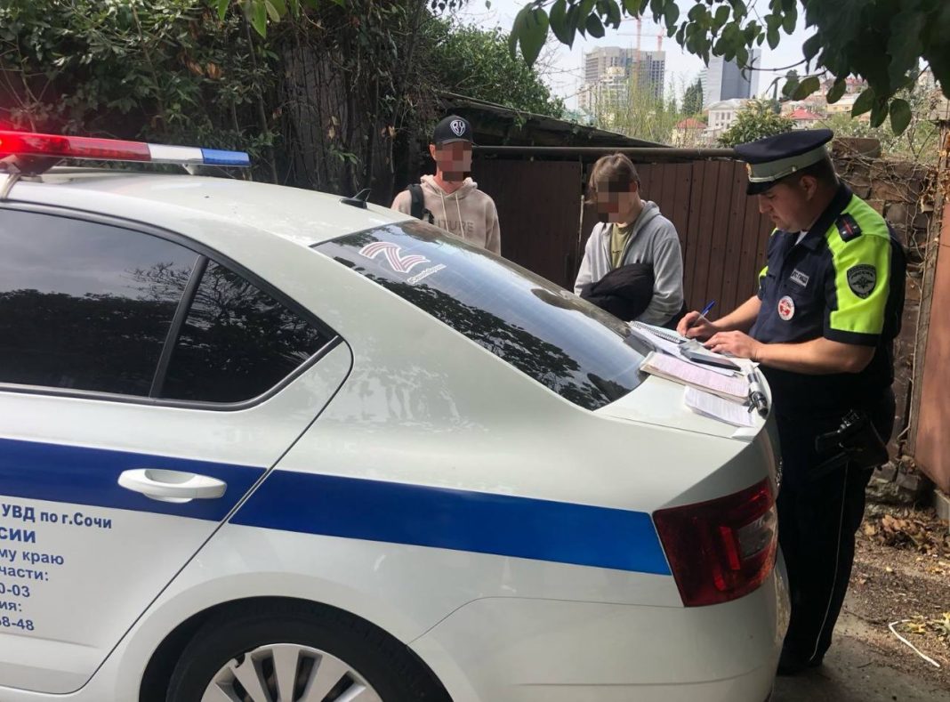 В Сочи остановили водителя мопеда без прав