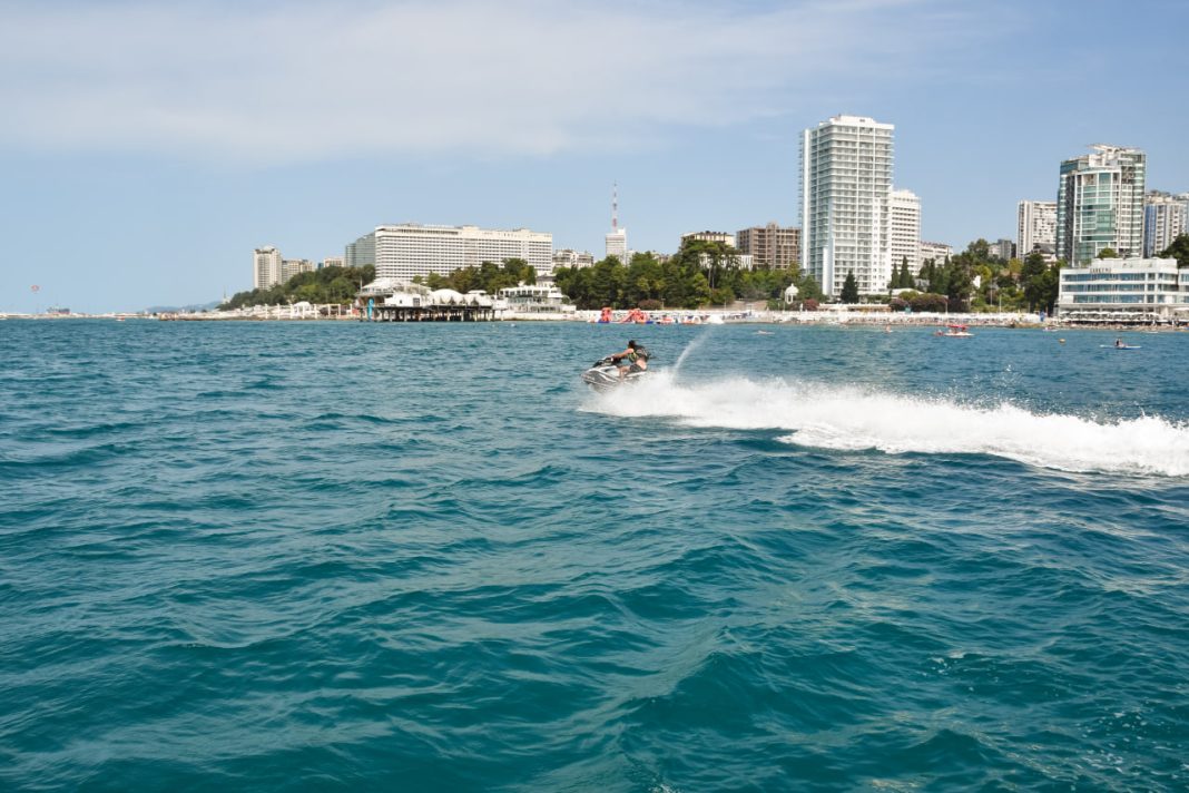 Глава Гидрометцентра рассказал, когда температура воды у берегов Сочи достигнет +22 градусов