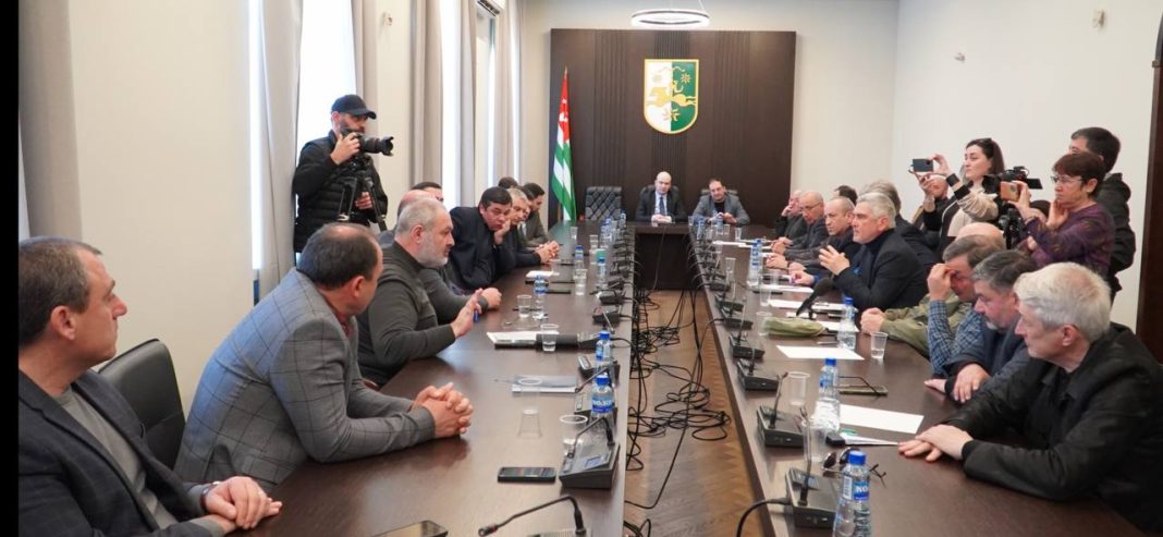 В парламенте Абхазии обсудили лишение гражданства РФ депутата Кварчия и общественника Микаа