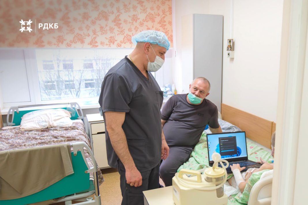 Сможет дышать сам: медики раскрыли следующий этап лечения ребёнка с разорванным хаски лицом