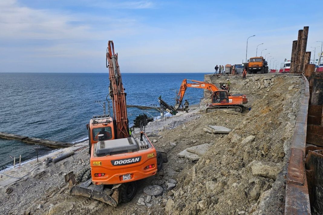 Дорожники укрепляют оползневый участок трассы «Джубга-Сочи»
