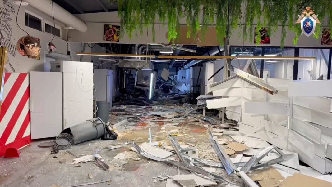 Расстрел в Сочи: шокированные очевидцы сняли побег убийцы на джипе из разрушенного магазина