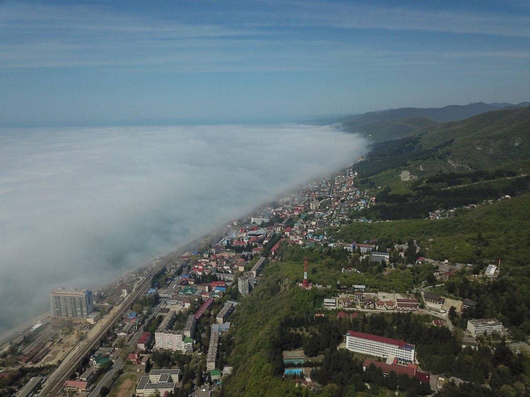 Сочи накрыло «белым одеялом»: жители делятся впечатляющими кадрами густого тумана