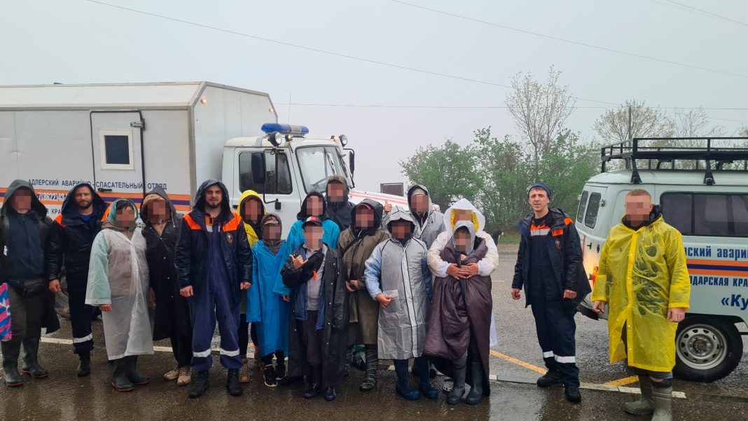 Сочинские спасатели эвакуировали 19 человек из подтопленного палаточного лагеря