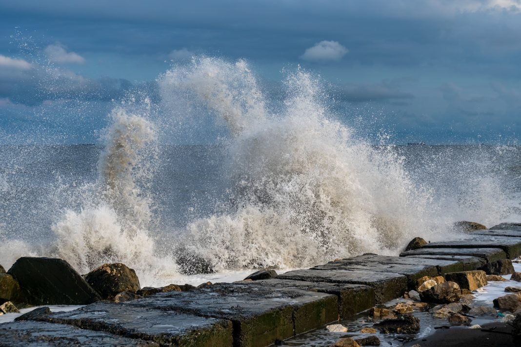 Четырехбалльный шторм и шквалистый ветер обрушатся на прибрежный кластер Сочи в ближайшие сутки