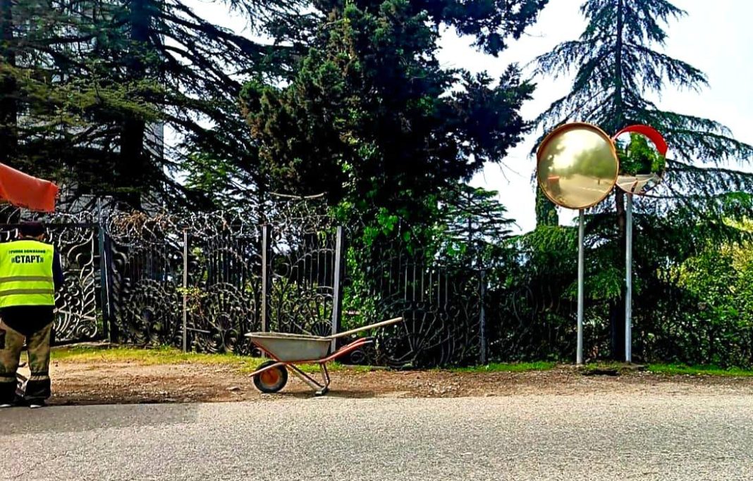 Сферическое зеркало установили на улице Шоссейной в Хостинском районе Сочи