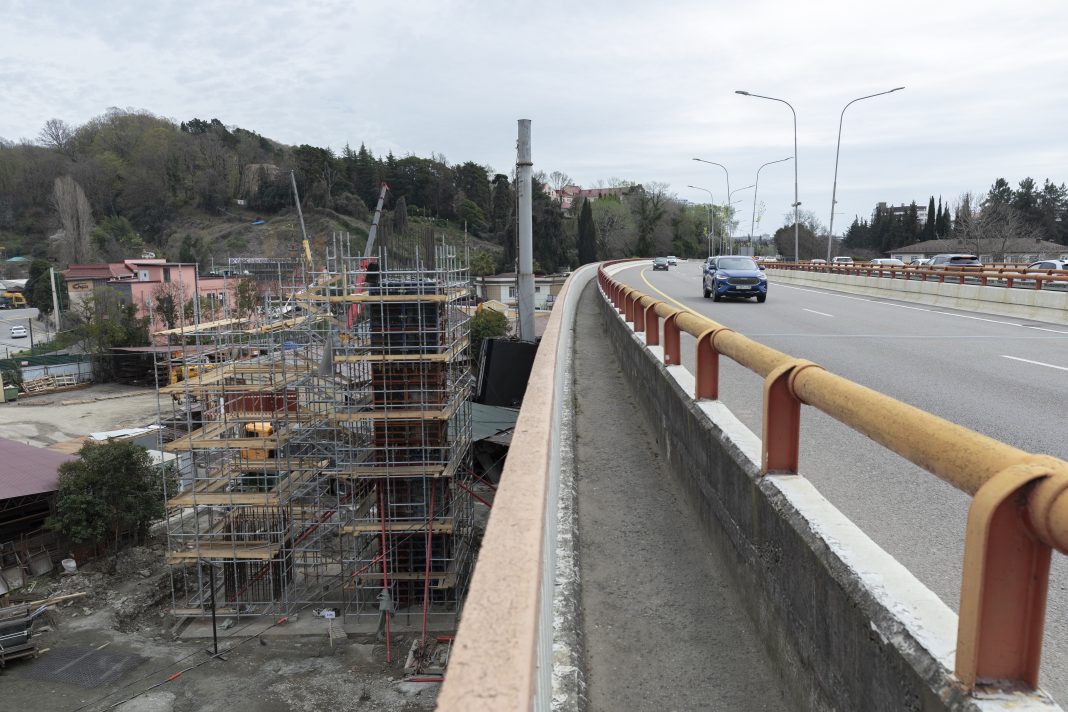 Автодор расширил до двух полос путепровод на развязке обхода Адлера