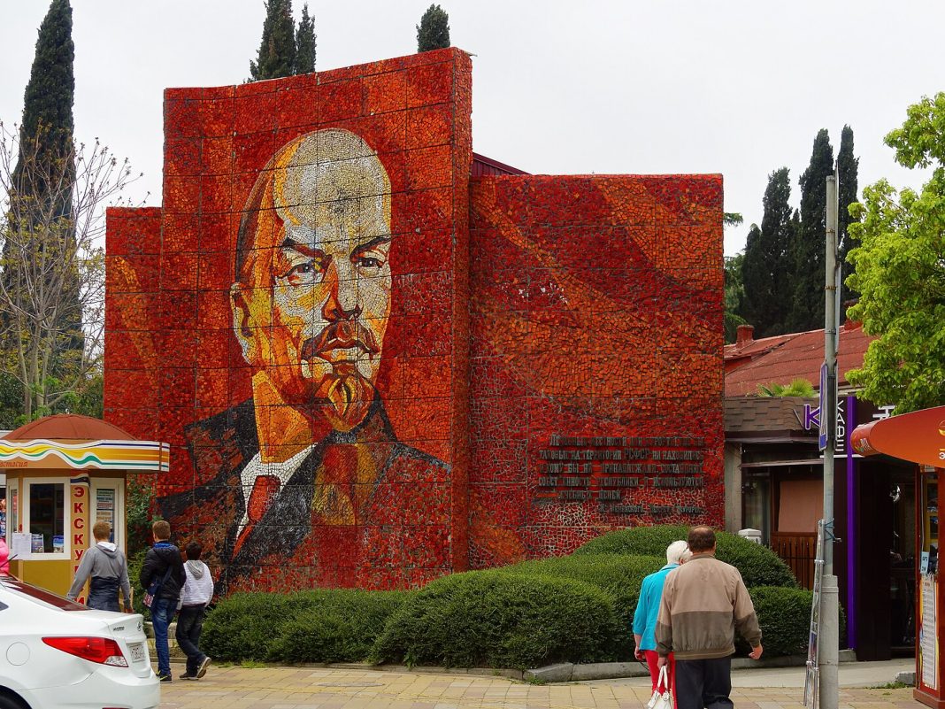 Красная смальта, золотые слова: 45 лет исполнилось сочинскому мозаичному Ленину