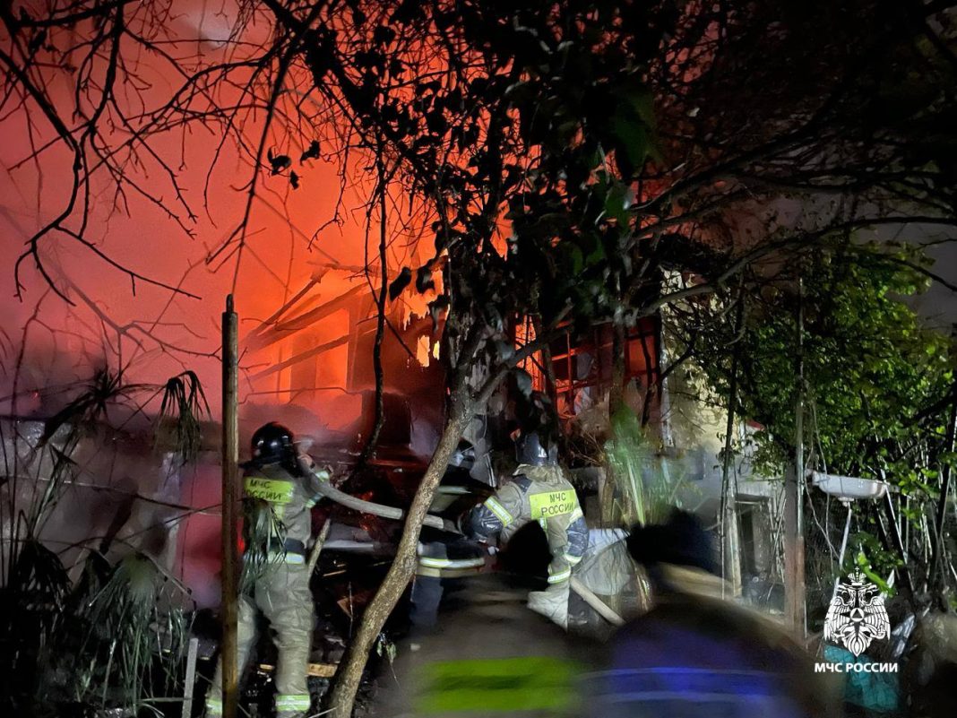 Следком возбудил уголовное дело по факту пожара в Сочи: смерть мужчины и ребенка подтвердилась