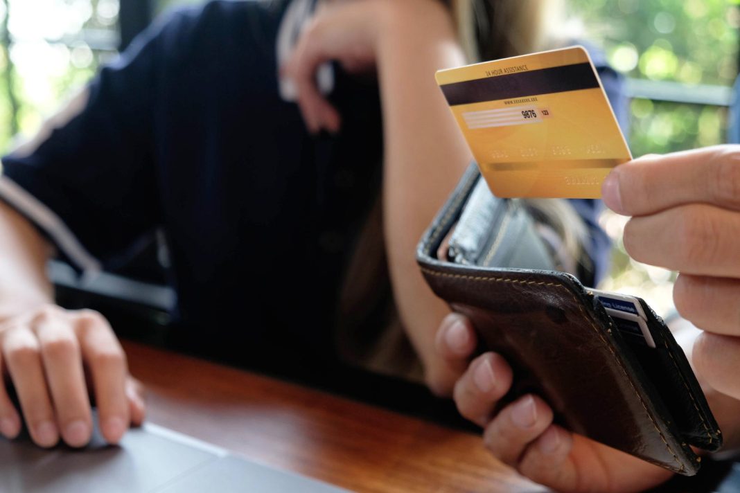 В Сочи мужчина нашел на работе карту и лишил коллегу 8 тысяч рублей