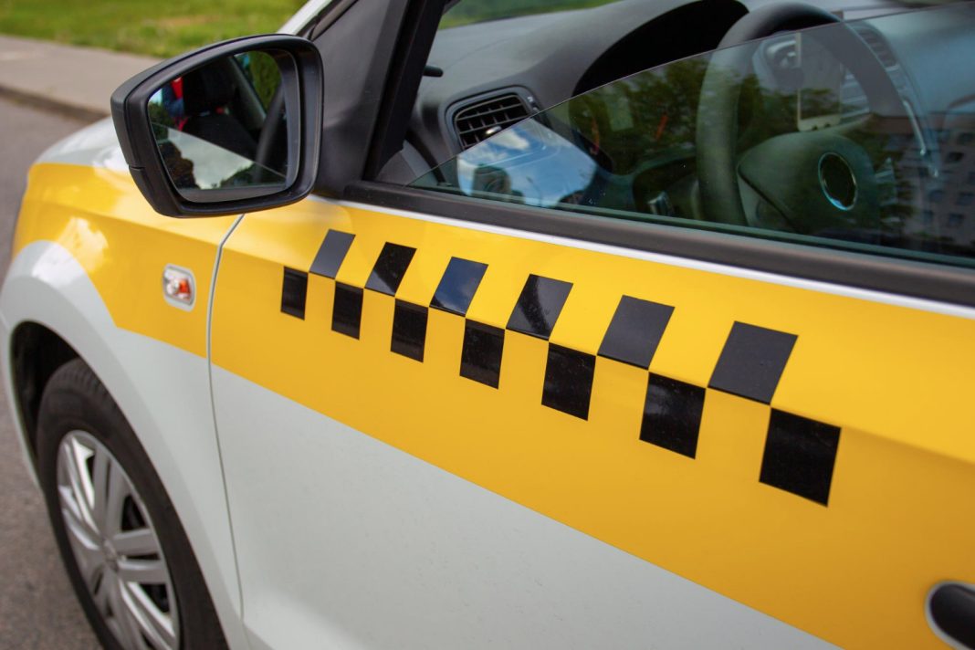 В Сочи пассажир потерял 80 тысяч из-за доверия водителю такси