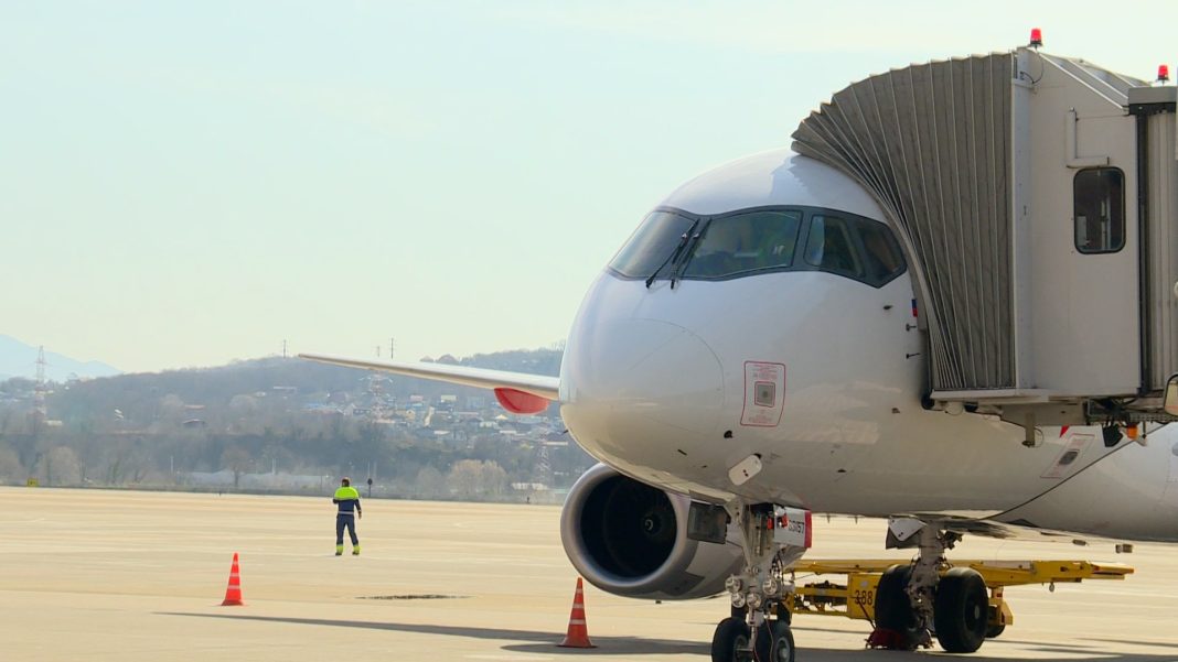 «Выпустите с лайнера»: пассажирка рейса Сочи — Петербург заплатит за скандал 378 тысяч рублей