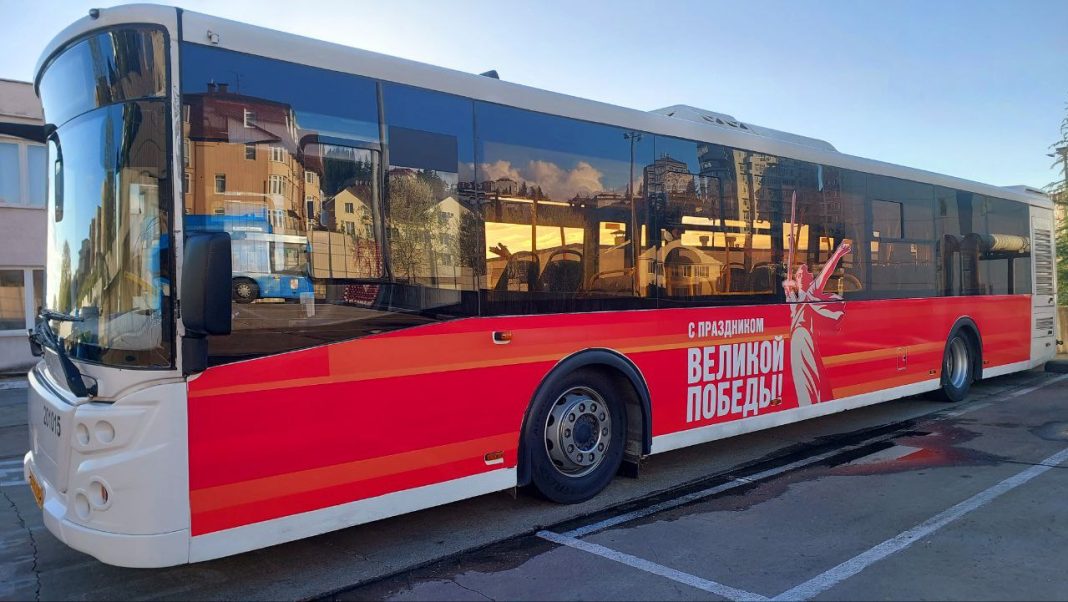 80 автобусов и 40 остановок в Сочи украсили ко Дню Победы
