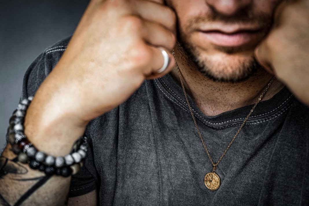 В Сочи рецидивист ювелирно похитил золотую цепочку во время «дружеского» приветствия