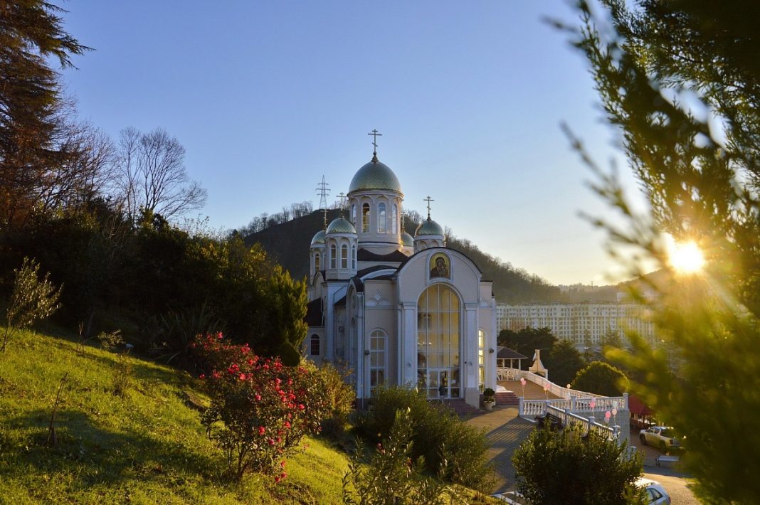 В Сочи готовятся к Пасхе и Радонице: полное расписание богослужений