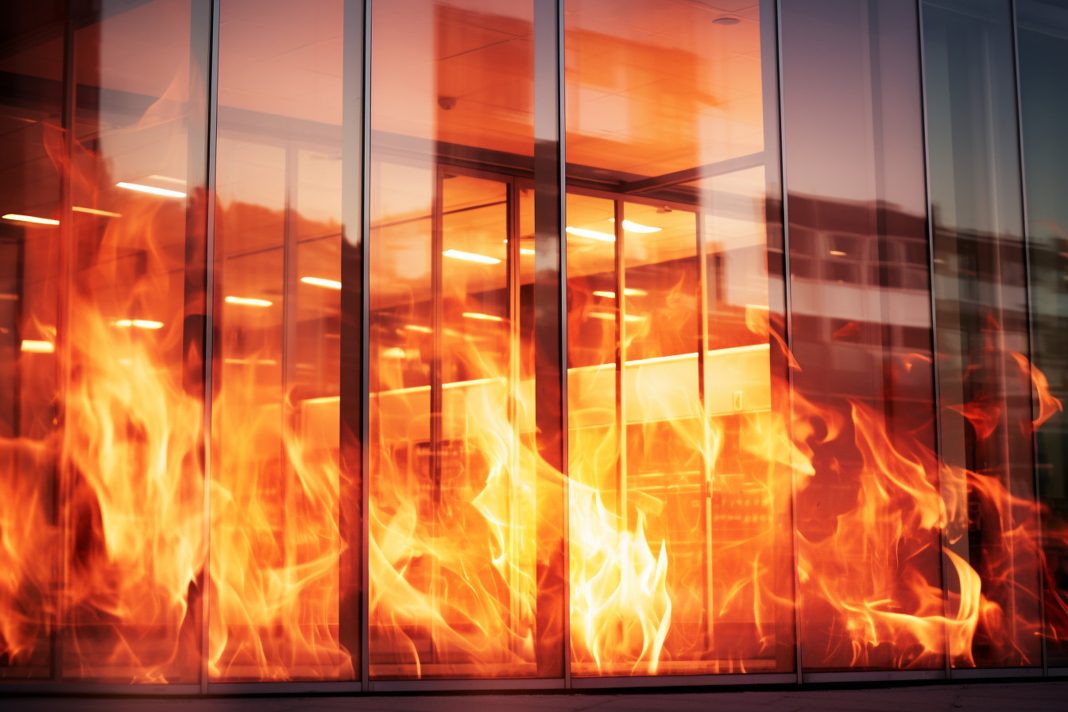 Посетителей ТРЦ «МореМолл» срочно эвакуируют из-за пожара в магазине одежды