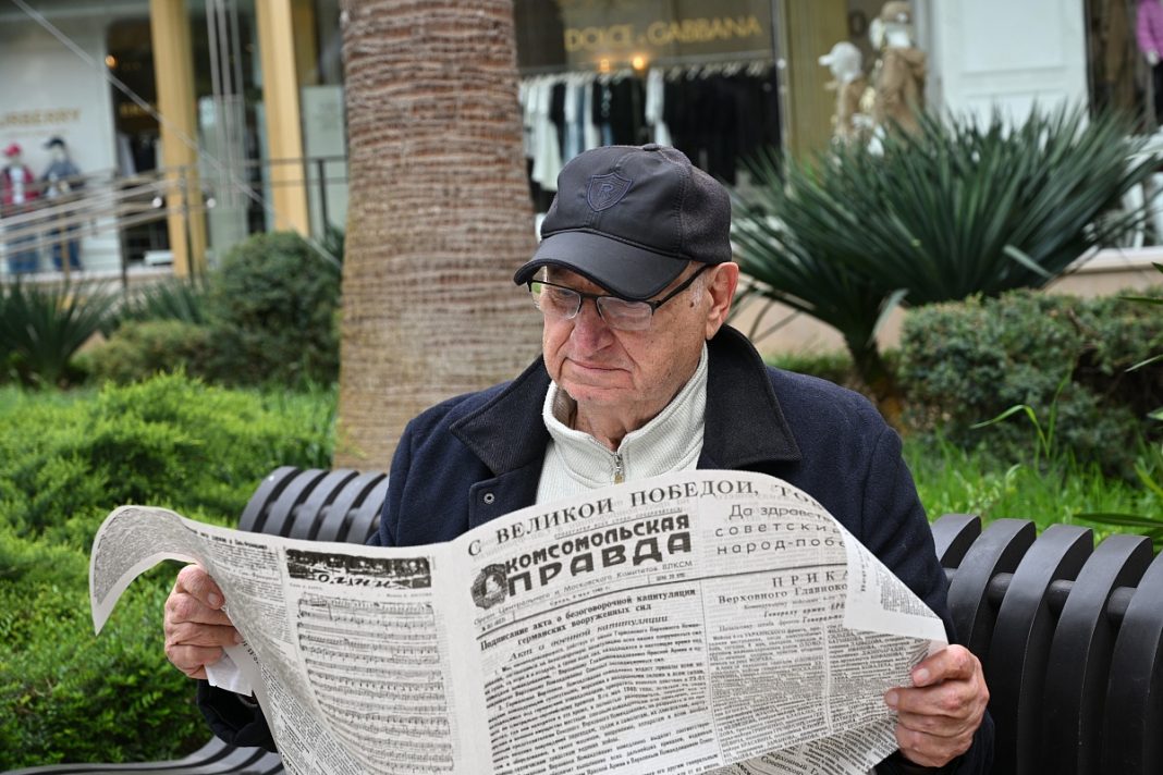 Сочи присоединился к всероссийской акции «Георгиевская лента»: жителям вручают газету Победы