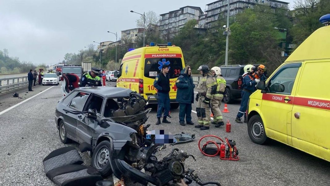 Смертельное ДТП в Сочи: машина всмятку, водитель погиб