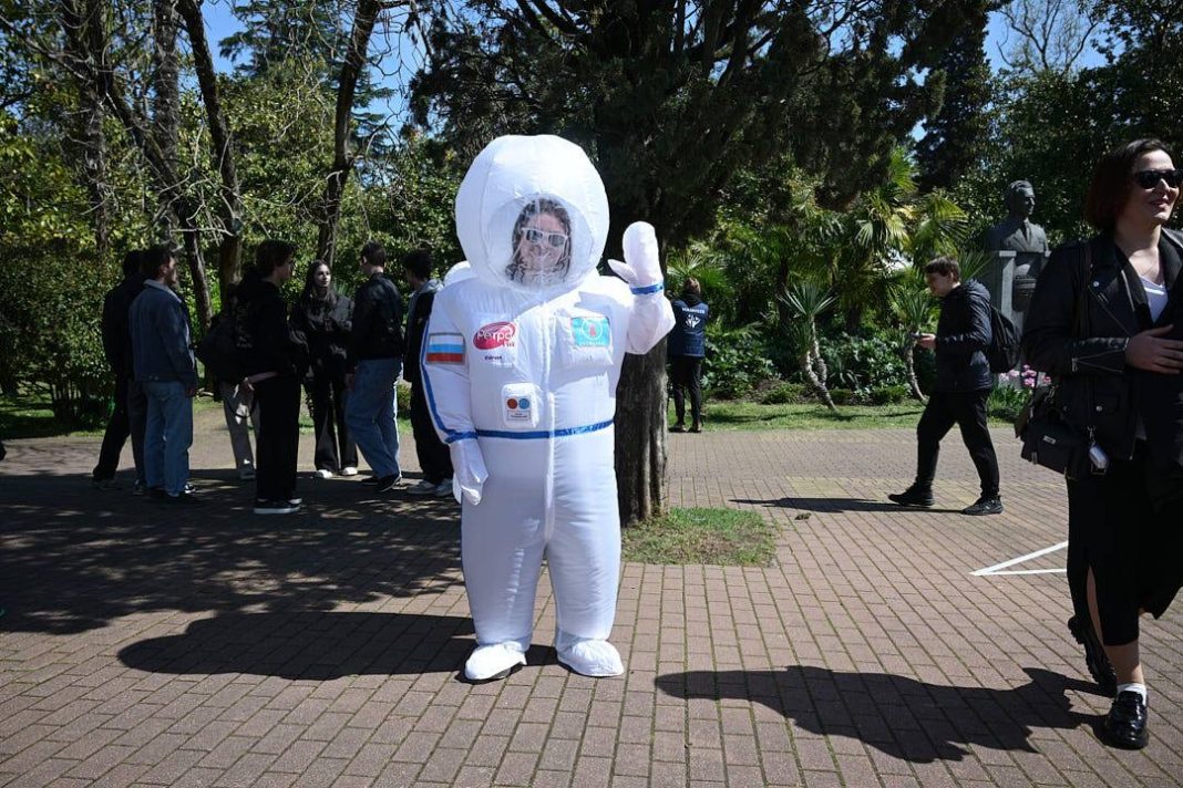 Сочи отметил День космонавтики флешмобом и цветами для Гагарина