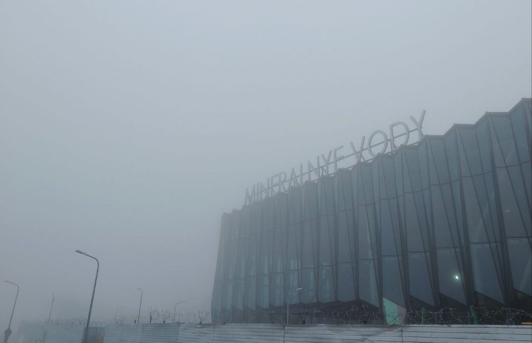 Самолет, совершивший вынужденную посадку в Минводах, доставил пассажиров в Сочи