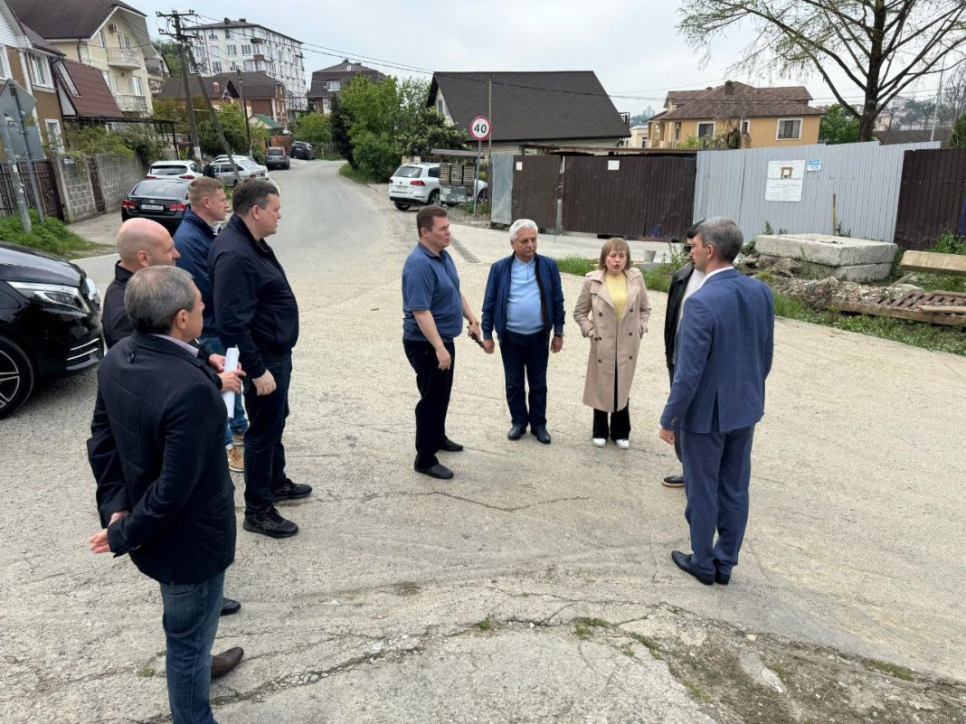 В Сочи завершают школу на Лизы Чайкиной: появятся новые остановки и тротуары