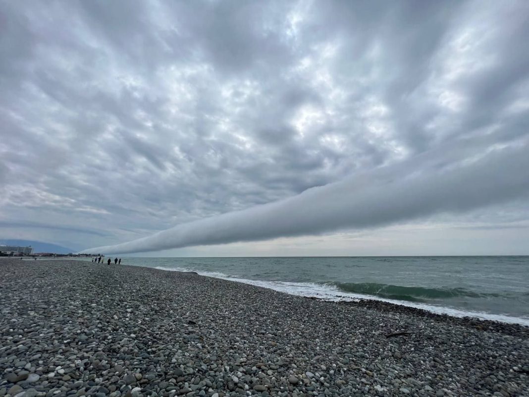 Облака в рулоне или плоский смерч: утренняя глория замечена в районе Сириуса