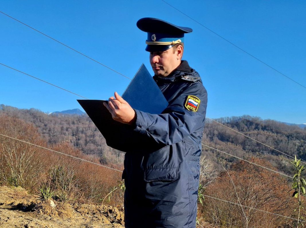 Двухэтажный коттедж снесла жительница Сочи после запрета на выезд за границу